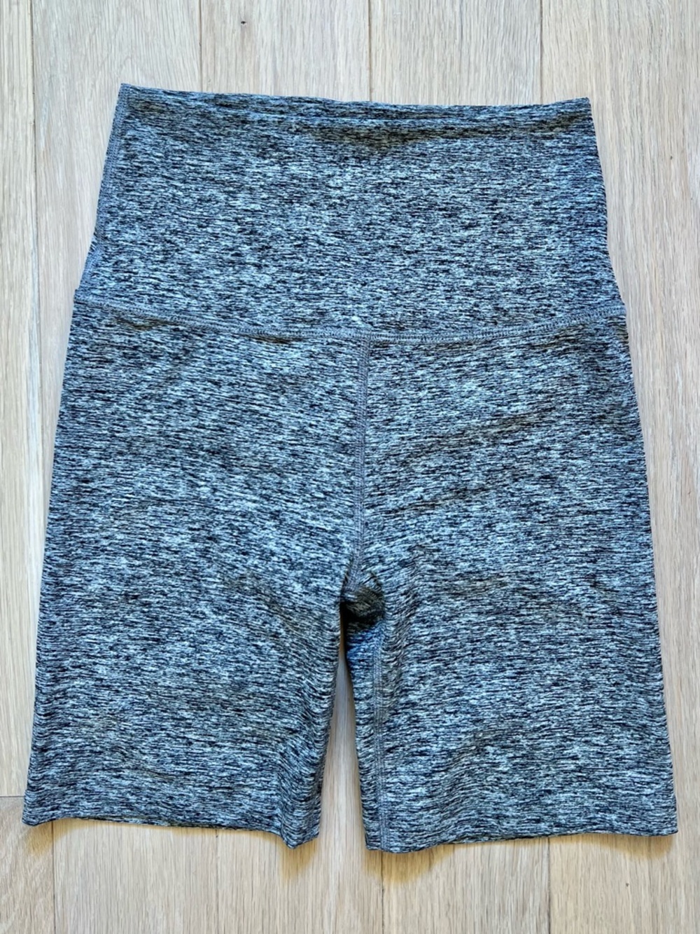 Beyond Yoga High-Waist Heathered Gray Women’s Active Biker Shorts 6” Small